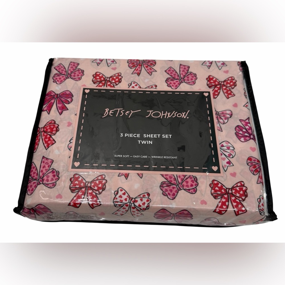 BETSEY JOHNSON 3 PIECE SHEET SET TWIN
SUPER SOFT-EASY CARE-WRINKLE RESISTANT NWT